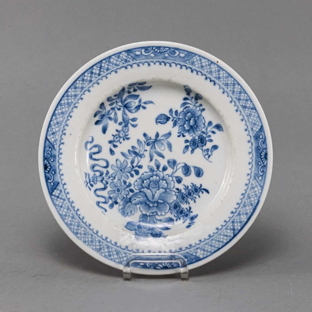 <b>A SMALL BLUE AND WHITE FLORAL PORCELAIN DISH</b>