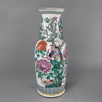 <b>LARGE 'FAMILLE ROSE' VASE DEPICTING FLOWERS AND BIRDS</b>