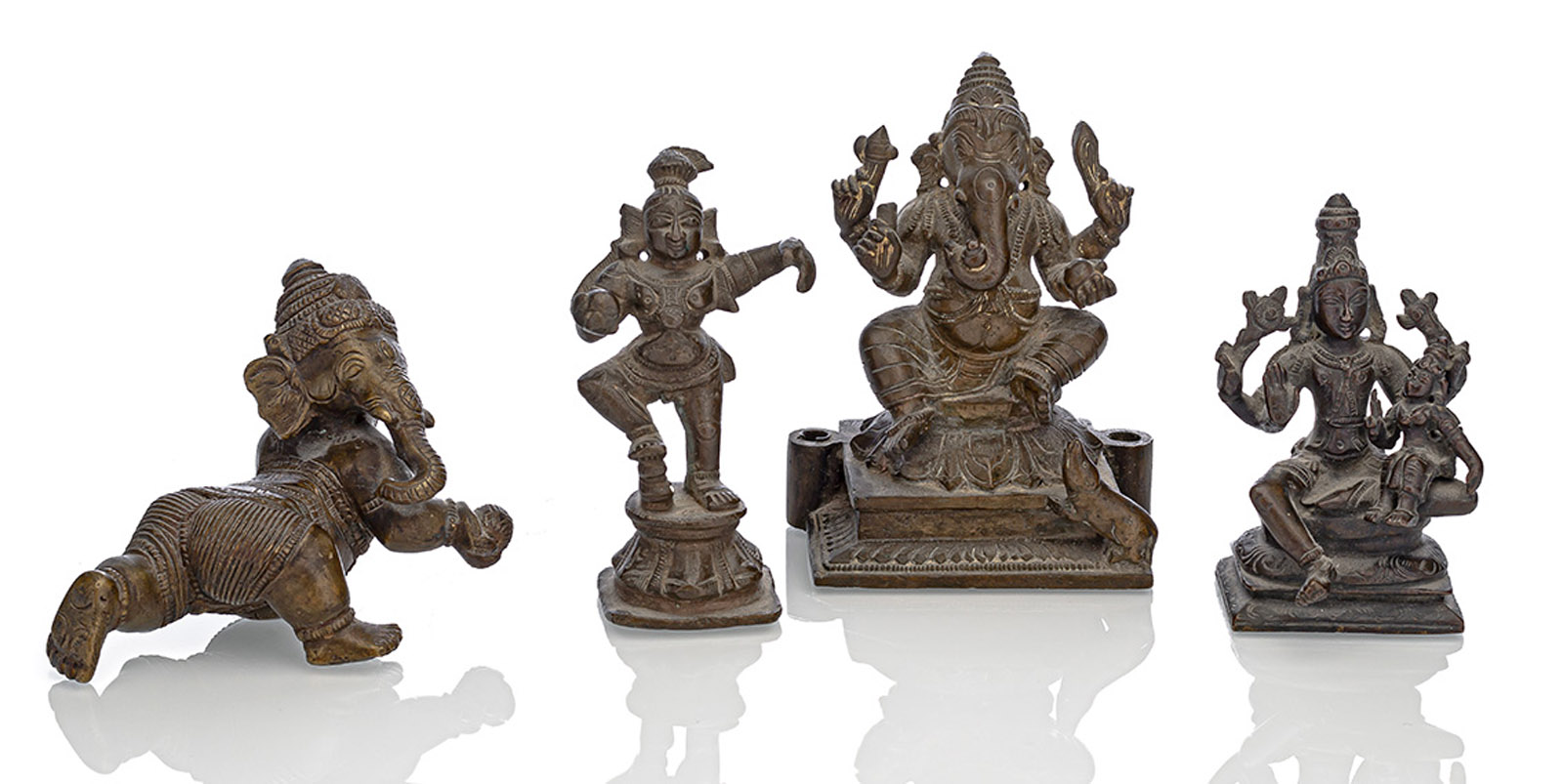 <b>Vier kleine Bronzen des Krishna, Umamaheshvara, sitzender und krabbelnder Ganesha</b>