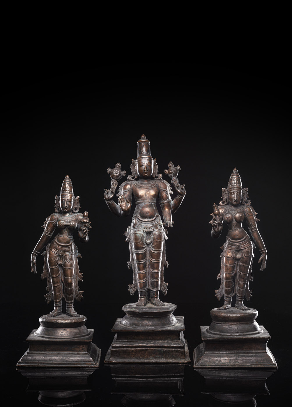 <b>Triade mit Bronzen des Vishnu, Shri Devi und Bhu</b>