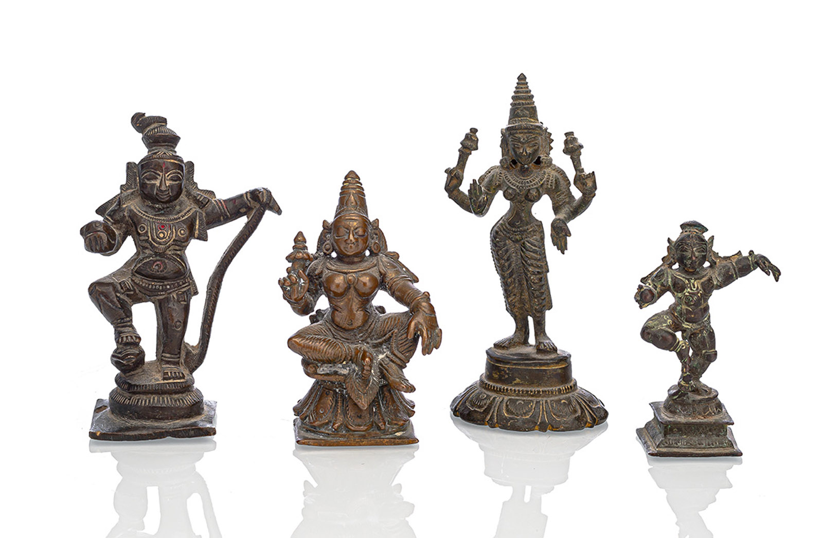 <b>Vier kleine Bronzen mit Darstellungen von Uma, Krishna mit Schlangendämon und Krishna mit Butterball</b>