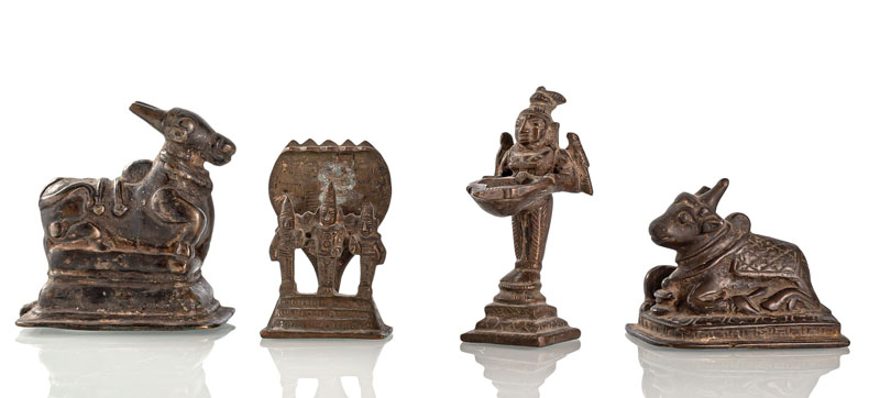 <b>Vier Bronzen mit zwei  Darstellungen von Nandi, eine Öllampe und eine Figurengruppe mit drei Gottheiten</b>