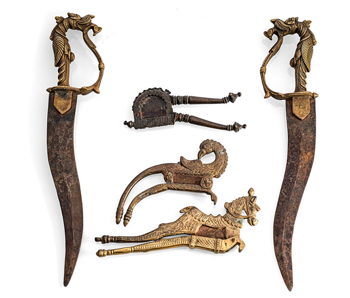 <b>Drei Betelmesser teils in Tierform und Paar Dolche mit Handhaben in Form von Drachen</b>