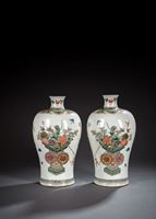 <b>A PAIR OF FAMILLE VERTE FLORAL VASES, MEIPING</b>