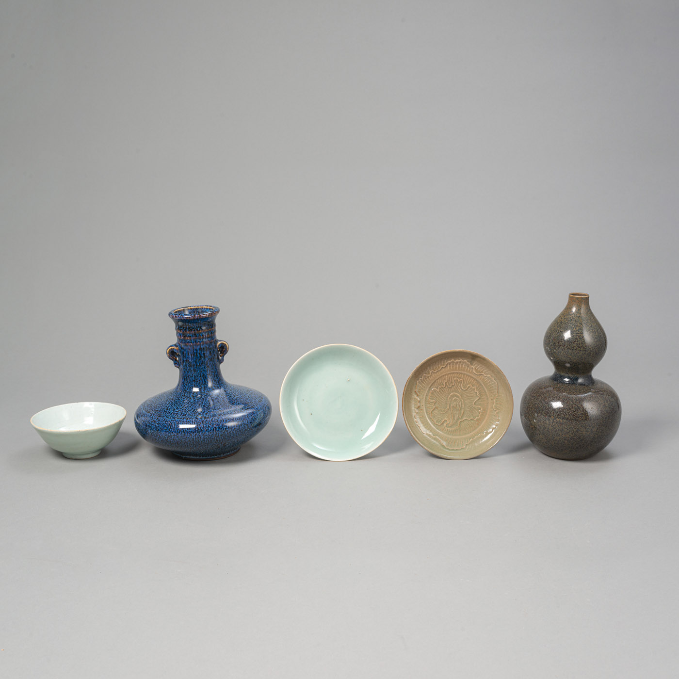 <b>Konvolut monochromes Porzellan: zwei Vasen, zwei Untertassen, eine Schale</b>