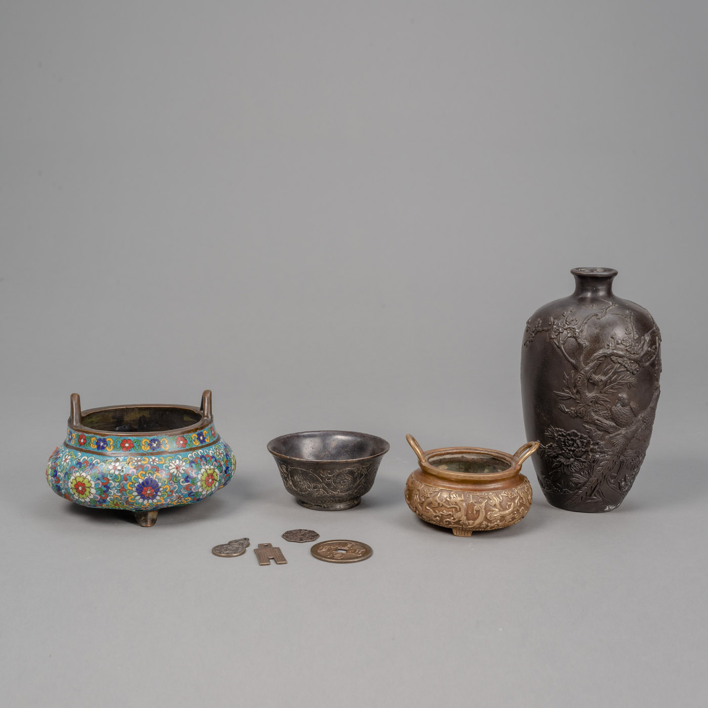 <b>Eine Bronzevase mit Reliefdekor, zwei Weihrauchbrenner, eine Schale und vier Münzen</b>