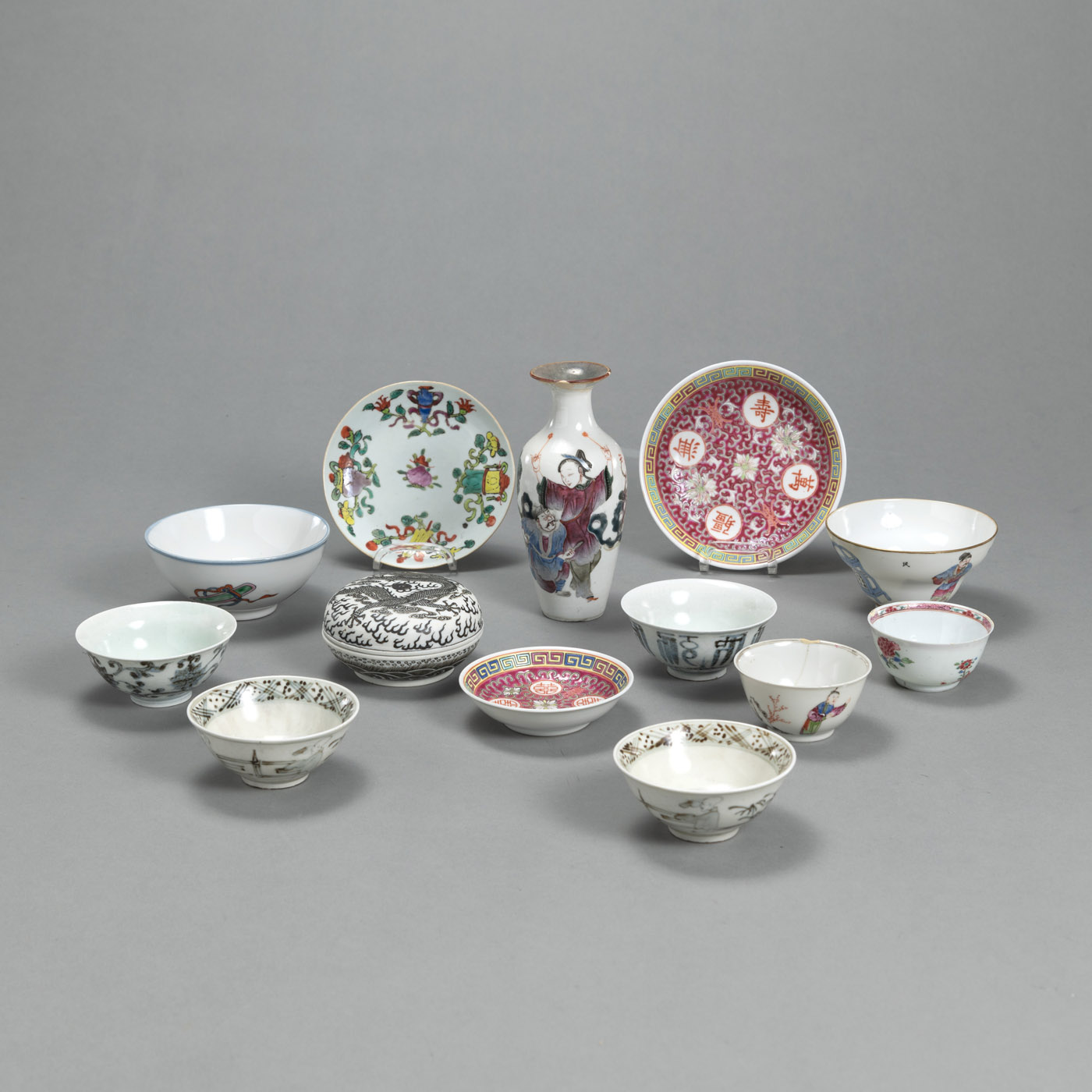 <b>A GROUP OF POLYCHROME PORCELAIN BOWLS AND A BISCUIT DRAGON BOX WITH COVER</b>