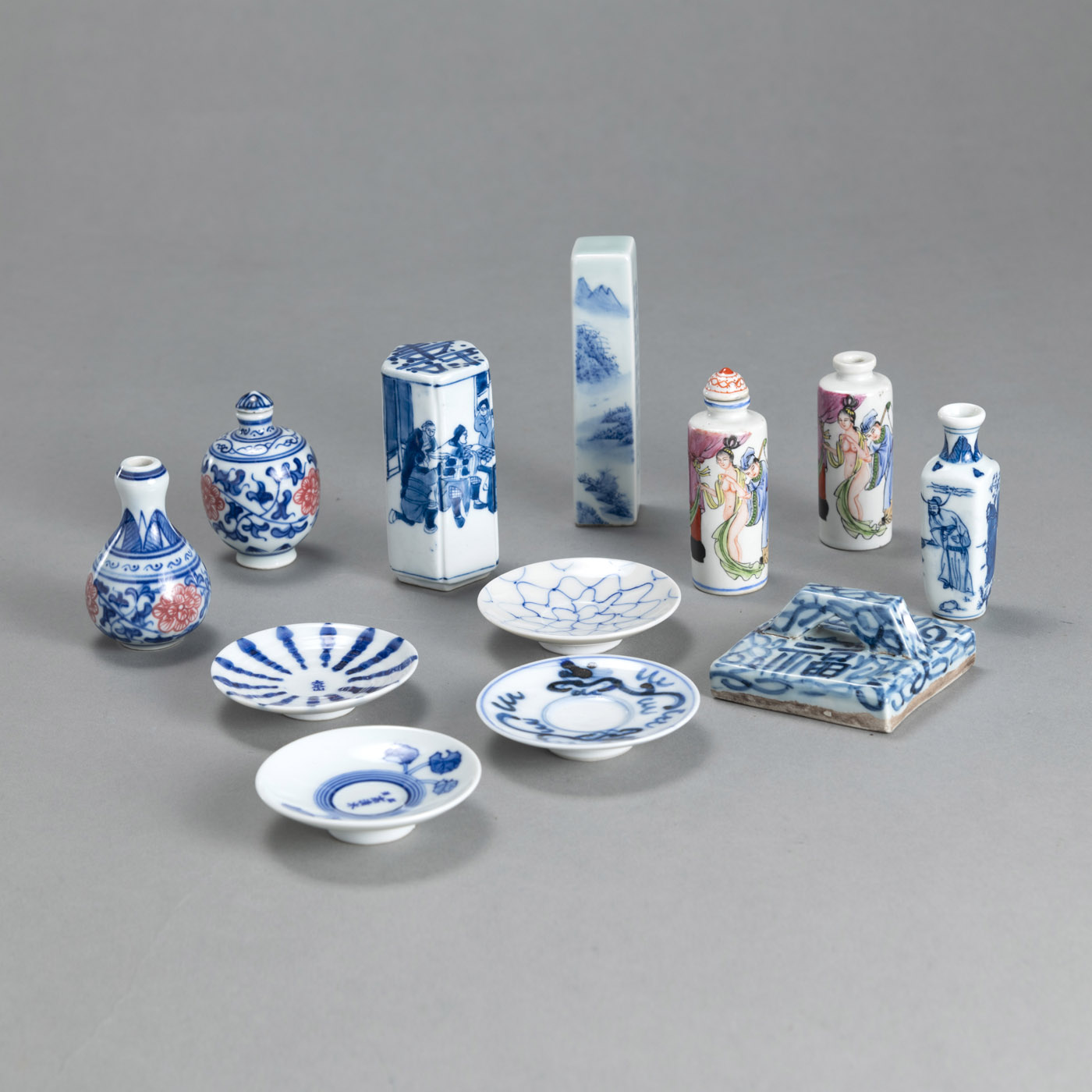 <b>Gruppe von blau-weiß und 'Famille rose'-dekorierten Miniaturvasen, -Schalen und -Snuffbottles</b>
