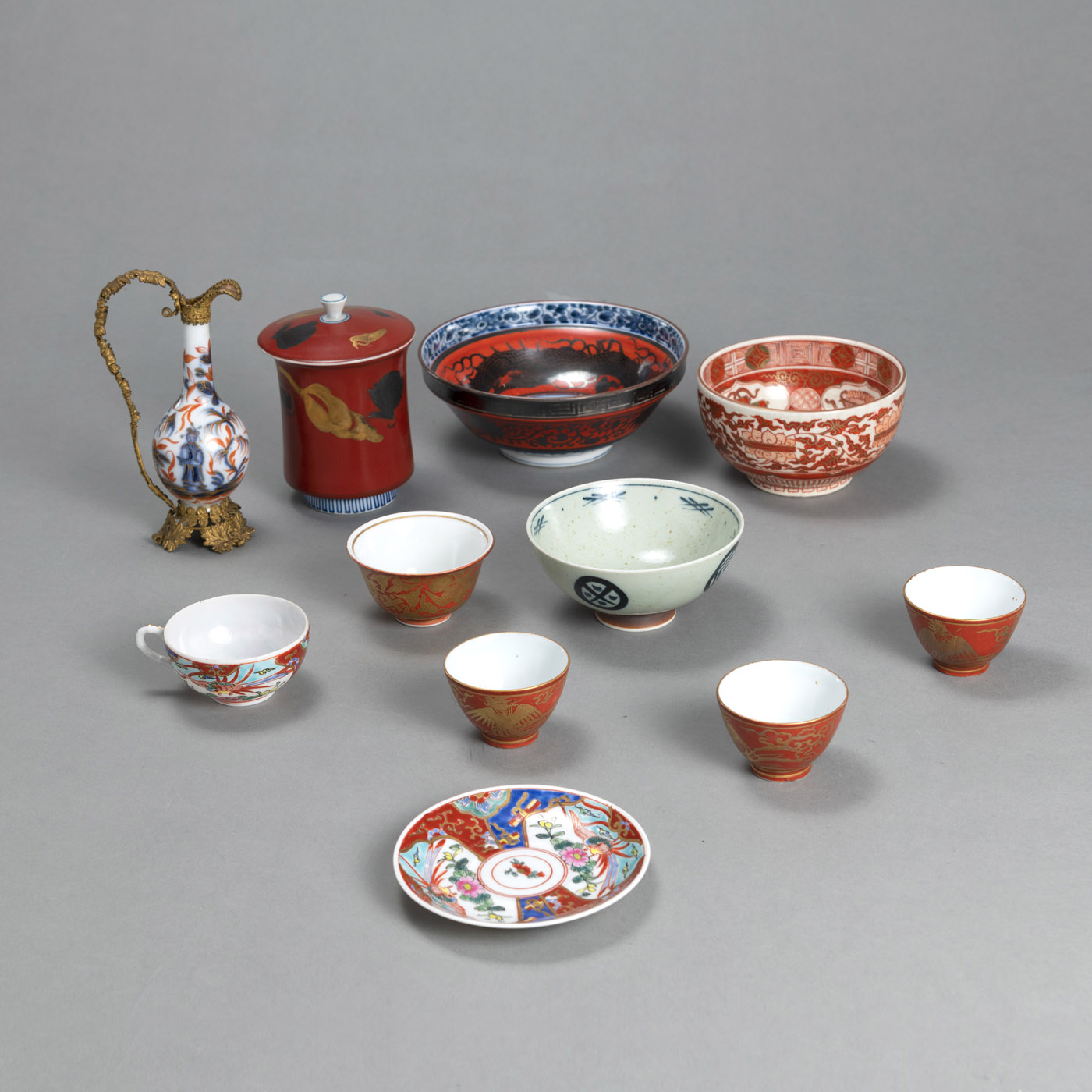 <b>A GROUP OF POLYCHROME PORCELAIN BOWLS AND AN IMARI EWER</b>