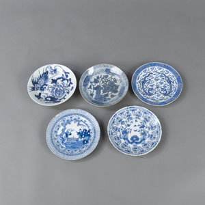 <b>Fünf Porzellanteller mit unterglasurblauem Dekor von Drachen und Blumen</b>