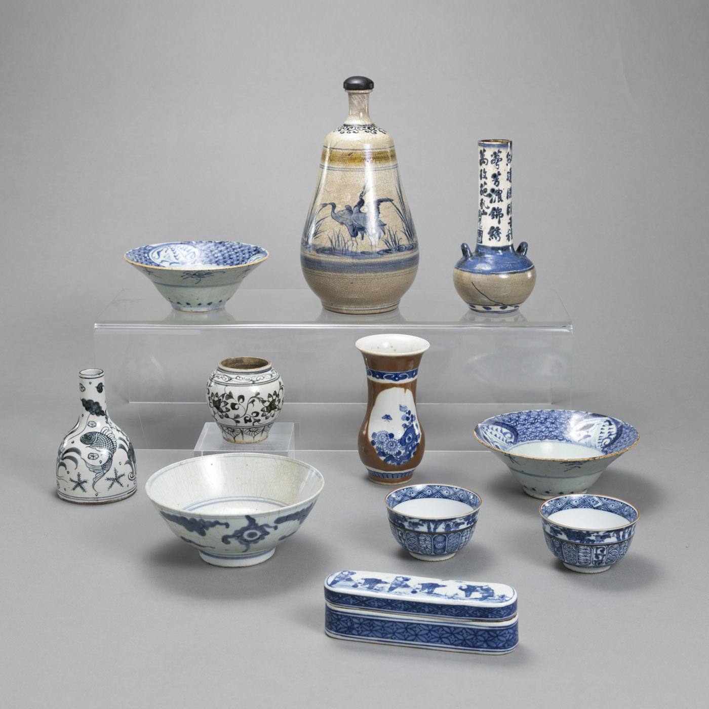 <b>Gruppe von elf blau-weiß dekorierten Porzellanschalen und -Vasen</b>