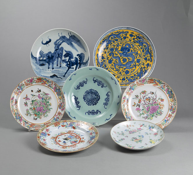 <b>A GROUP OF BLUE AND WHITE AND FAMILLE ROSE PORCELAIN PLATES</b>