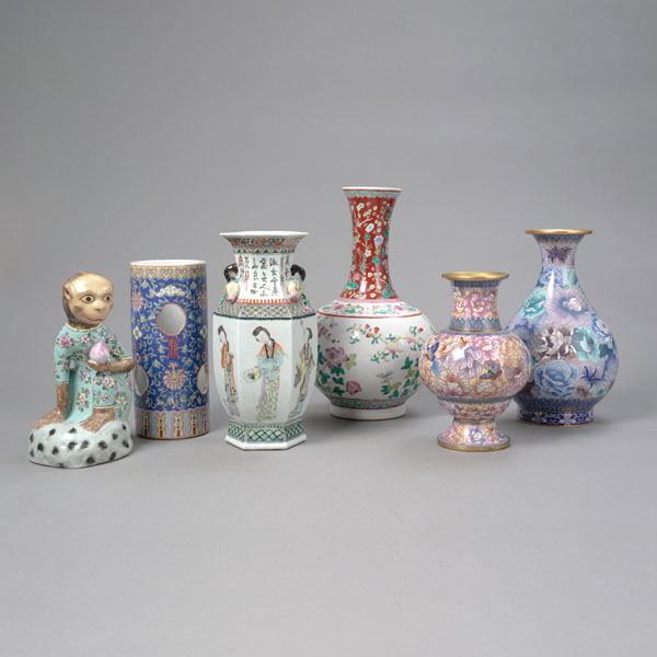<b>Konvolut Porzellan/Cloisonné: zwei 'Famille rose'-Vasen, ein Hutständer, eine Porzellanfigur eines Affen, zwei Cloisonné-Vasen mit Blumendekor</b>