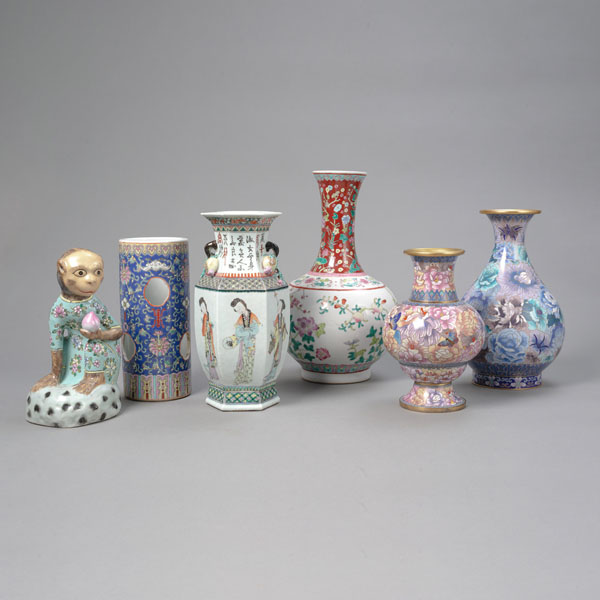 <b>LOT OF PORCELAIN/CLOISONNÉ: TWO 'FAMILLE ROSE' VASES, A PORCELAIN HAT STAND, A PORCELAIN FIGURE OF A MONKEY, TWO CLOISONNÉ VASES WITH FLORAL DECORATION</b>