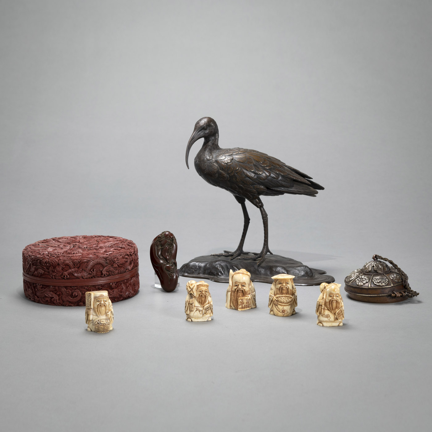 <b>Konvolut Kunstgewerbe mit Bronze-Okimono, Deckeldose mit Drachendekor, Netsuke, u. a.</b>