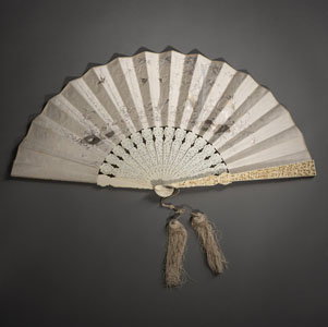 <b>A CARVED IVRORY FAN WITH SILK EMBRODERY IN A LACQUER BOX</b>