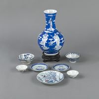 <b>A BLUE AND WHITE EIGHT IMMORTALS PORCELAIN BOTTLE VASE AND SEVEN SAUCERS AND BOWLS</b>