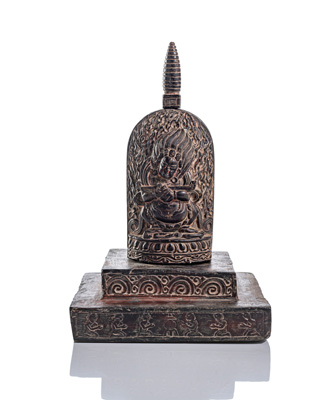 <b>Kleiner Altar mit Darstellung des Mahakala aus Stein</b>
