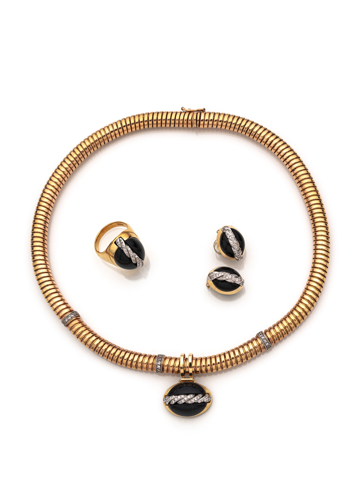 <b>AN ONYX DIAMOND AND GOLD PARURE COMPRISING A COLLIER WITH PENDANT; A PAIR OF EARCLIPS AND A RING</b>