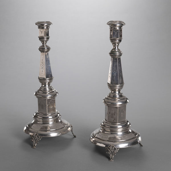 <b>A PAIR OF FLORAL PATTERN SILVER CANDLESTICKS</b>