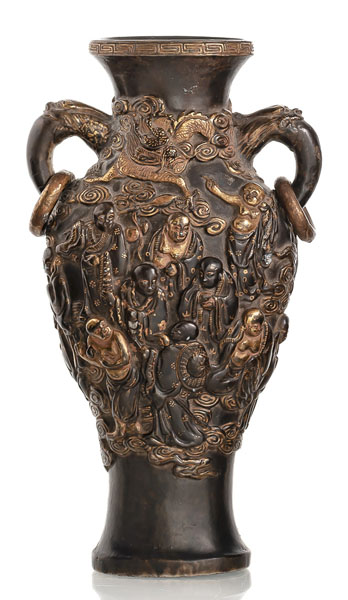 <b>Ungewöhnliche Vase aus Porzellan mit Reliefdekor der 18 Louhan, braun glasiert, teils vergoldet, zwei Handhaben mit losen Ringhenkeln</b>