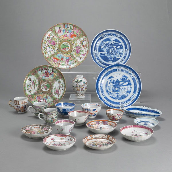 <b>A GROUP OF EXPORT PORCELAIN DISHES AND CUPS</b>