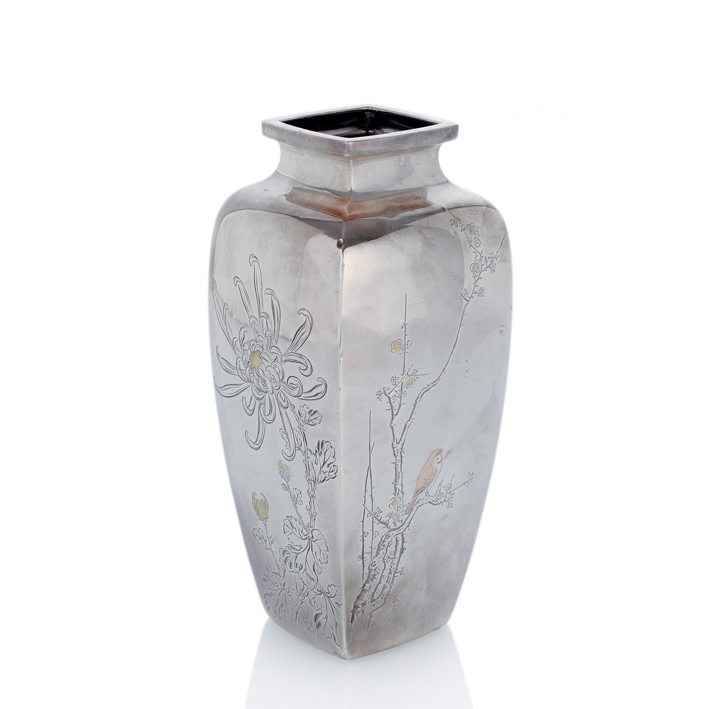 <b>A SQUARE-SHAPED SILVER VASE WITH FLORAL DECORATION</b>