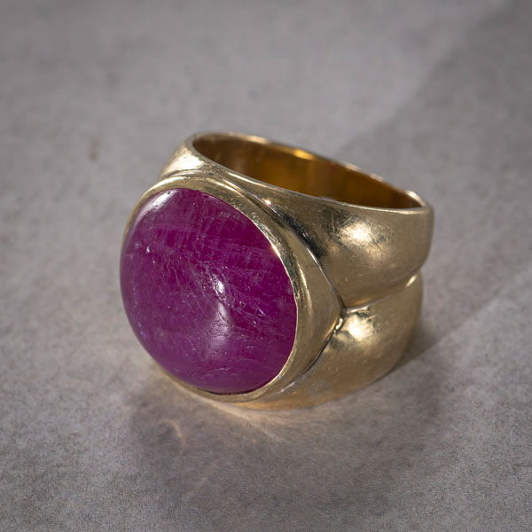 <b>Ring mit Rubin-Cabochon</b>