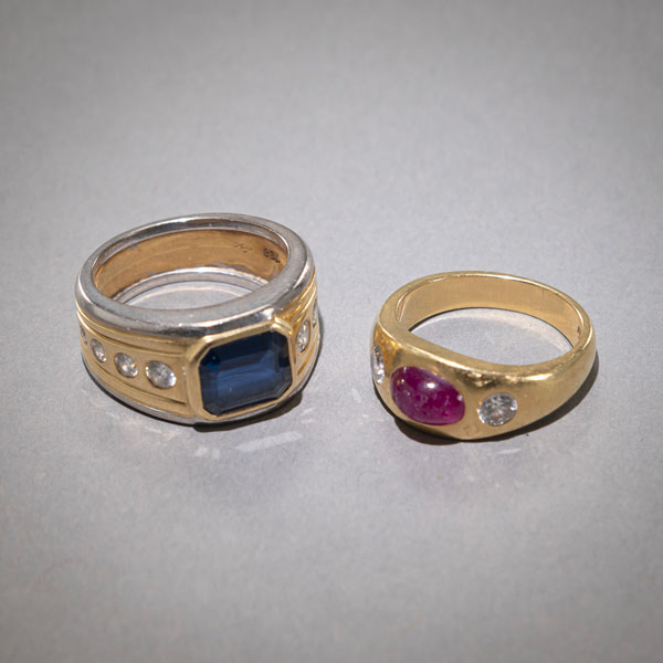 <b>TWO RINGS WITH DIAMONDS AND COLOURED STONES</b>