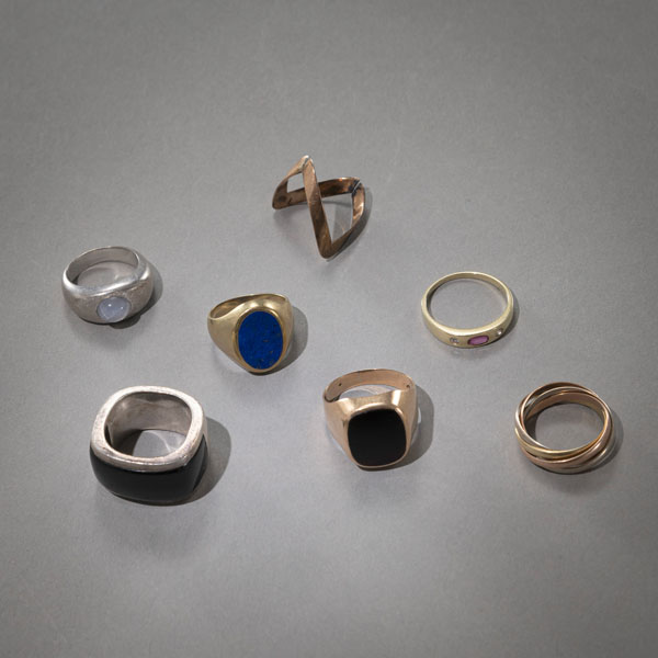 <b>A MIXED LOT OF RINGS</b>