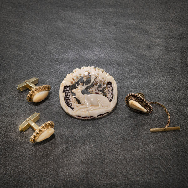 <b>A CARVED BONE HUNTING BROOCH, A PAIR OF CUFF LINKS AND A STICK PIN</b>