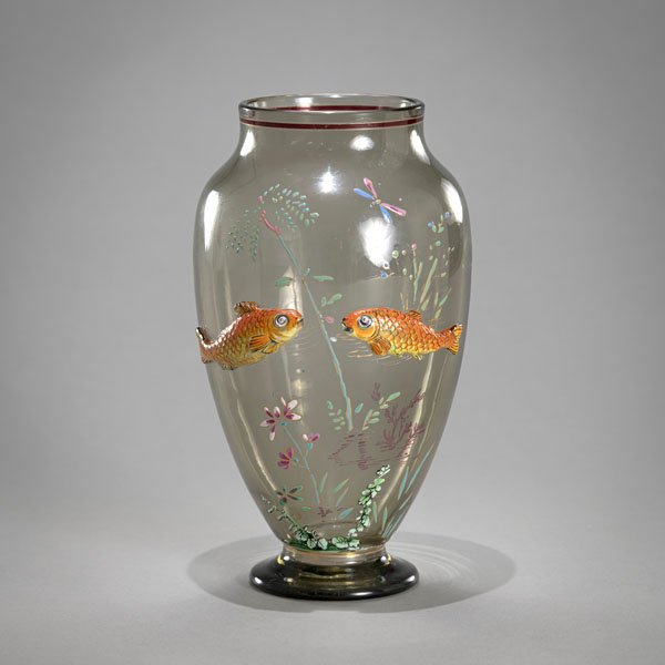 <b>AN ENAMEL PAINTED GLASS VASE</b>