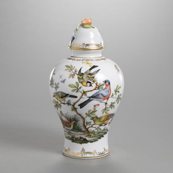 <b>A FINELY PAINTED ORNITOLOCIGAL PATTERN VASE AND LID</b>