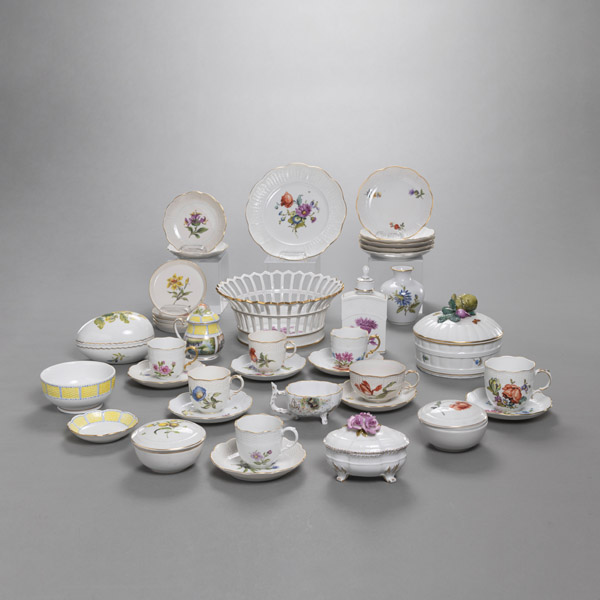 <b>A MIXED LOT OF LUWIGSBURG PORCELAIN PIECES</b>