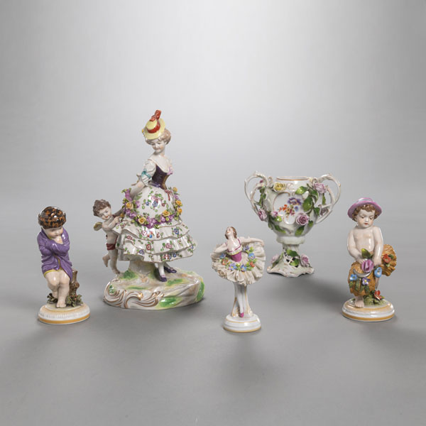<b>A MIXED LOT OF 4 FIGURES AND A VASE</b>
