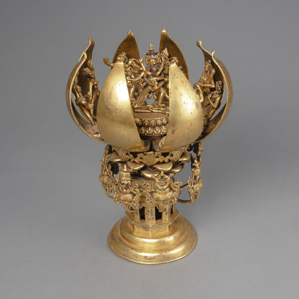 <b>Feuervergoldetes Mandala aus Bronze mit zentraler Darstellung des Chakrasamvara mit Vajravarahi</b>