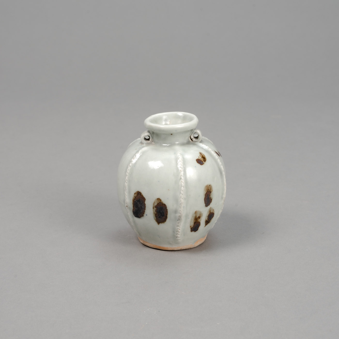 <b>Kleine 'Qingbai'-Vase mit Eisenflecken</b>