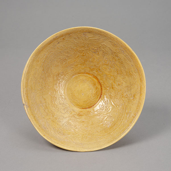 <b>A LARGE YELLOW-SHAPE CONICAL DRAGON RELIEF BOWL</b>