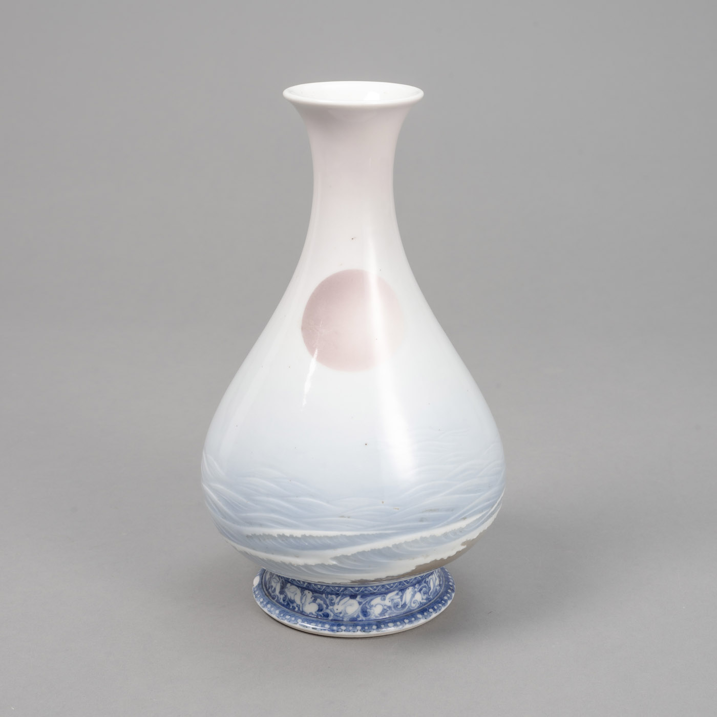 <b>Flaschenvase von Shofu Katei (1870-1928) aus Porzellan mit unterglasurblauem Reliefdekor</b>