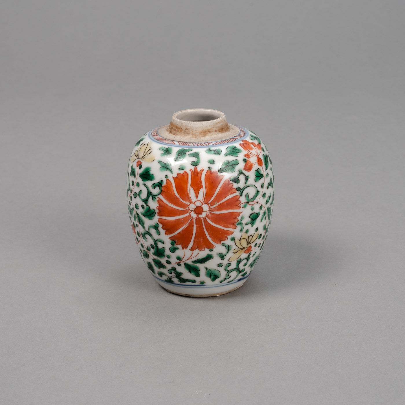 <b>A SMALL 'WUCAI' LOTUS SHOULDER VASE</b>