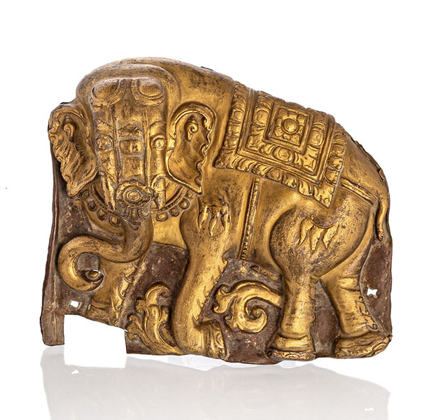<b>Vergoldetes Kupferrelief in Form eines Elefanten mit floralen Motiven</b>
