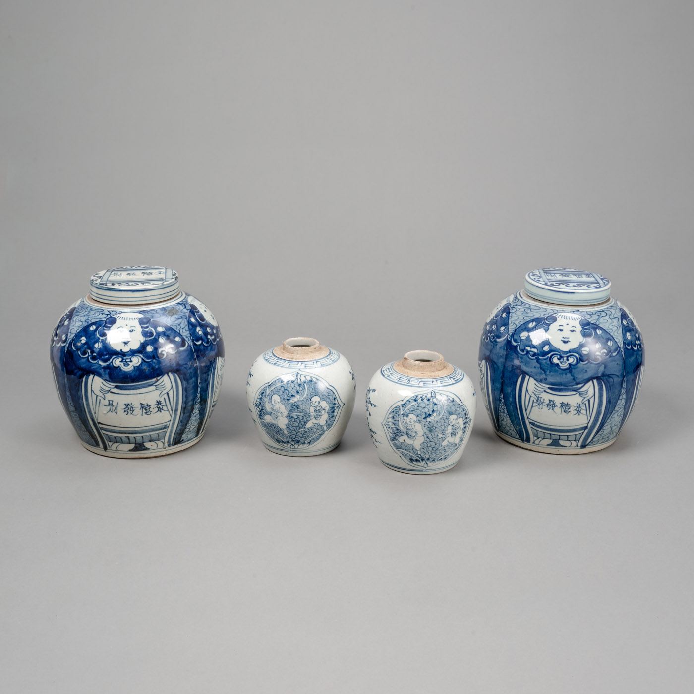 <b>Vier Deckelvasen aus Porzellan mit unterglasurblauem Figurendekor, zwei ohne Deckel</b>