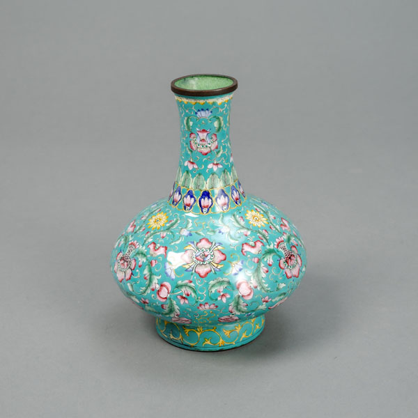 <b>Bauchige Vase mit Lotosdekor in Kanton-Email</b>