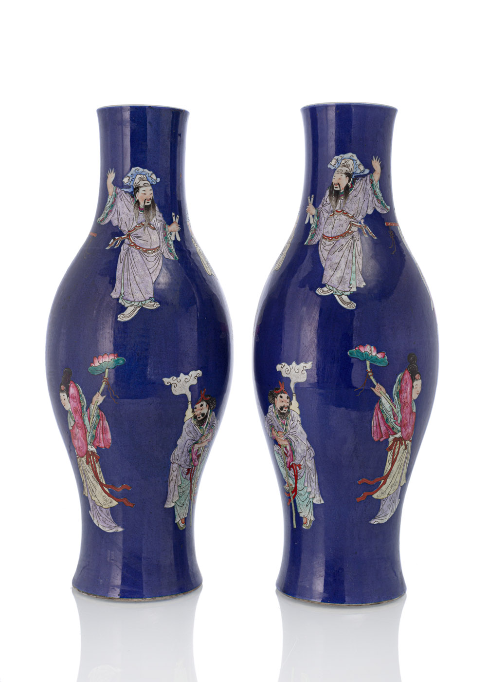 <b>Paar Porzellanvasen mit 'Famille rose'-Dekor von Unsterblichen auf blauem Fond</b>