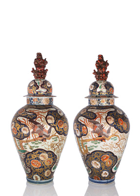 <b>Paar große Deckelvasen aus Porzellan mit Phoenixdekor in den Farben der Imari-Palette und Deckelknäufen in Form von Shishi</b>