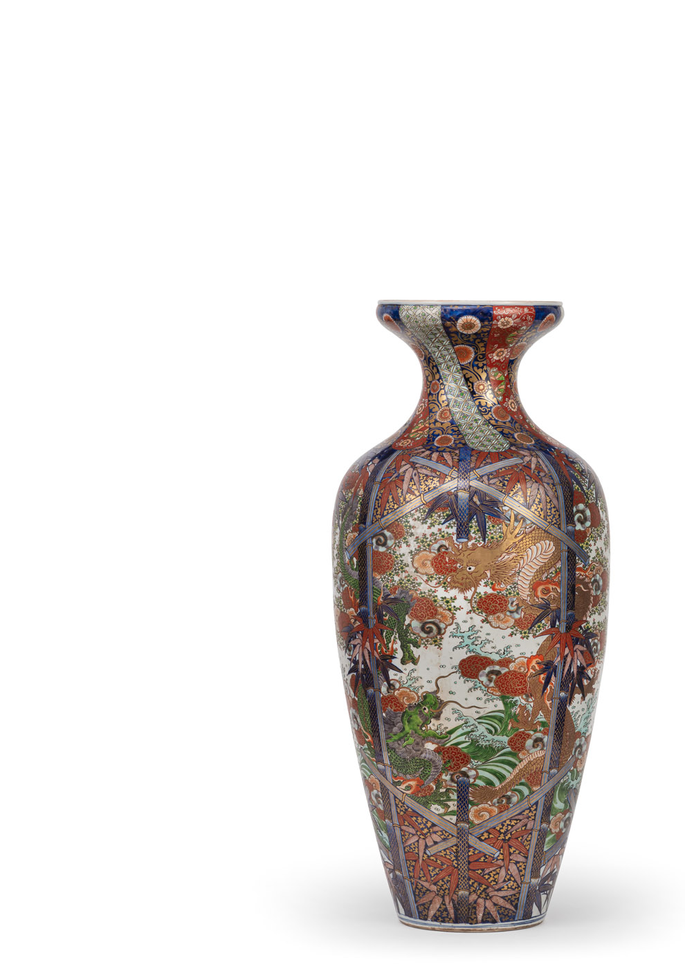 <b>Große Bodenvase aus Porzellan mit Drachendekor in den Farben der Imari-Palette</b>