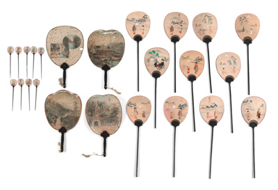 <b>LOT OF ROUND FANS AND SMALL FAN-SHAPED HAIRPINS, PARTLY WITH EMBROIDERED SILK</b>