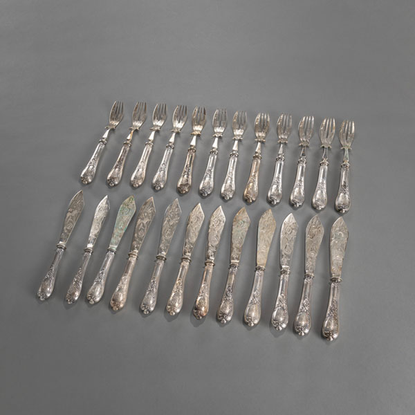 <b>A GERMAN FISH CUTLERY FOR 12 PEOPLE IN A BOX</b>