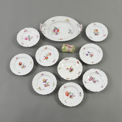 <b>A MIXED LOT OF PORCELAIN PLATES, DISH AND OTHERS</b>