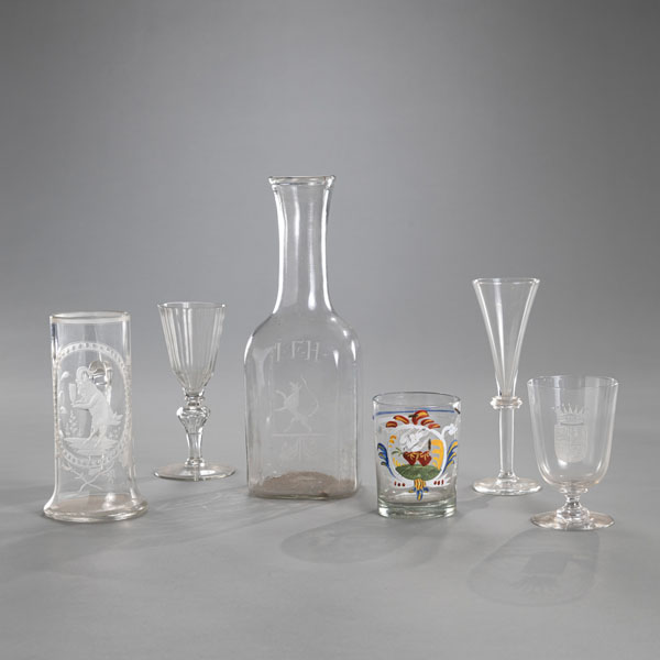 <b>A MIXED LOT OF SIX GLASSES AND BOTTLES</b>